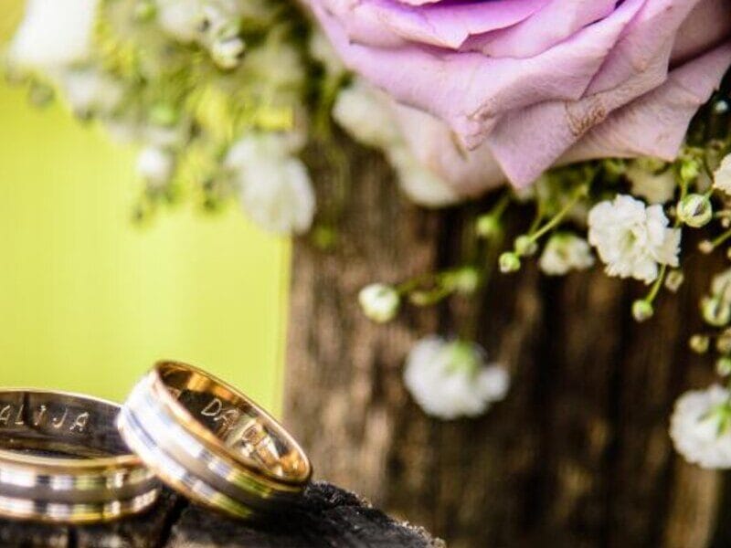 Diamond rings with roses — cushion cut diamond guide