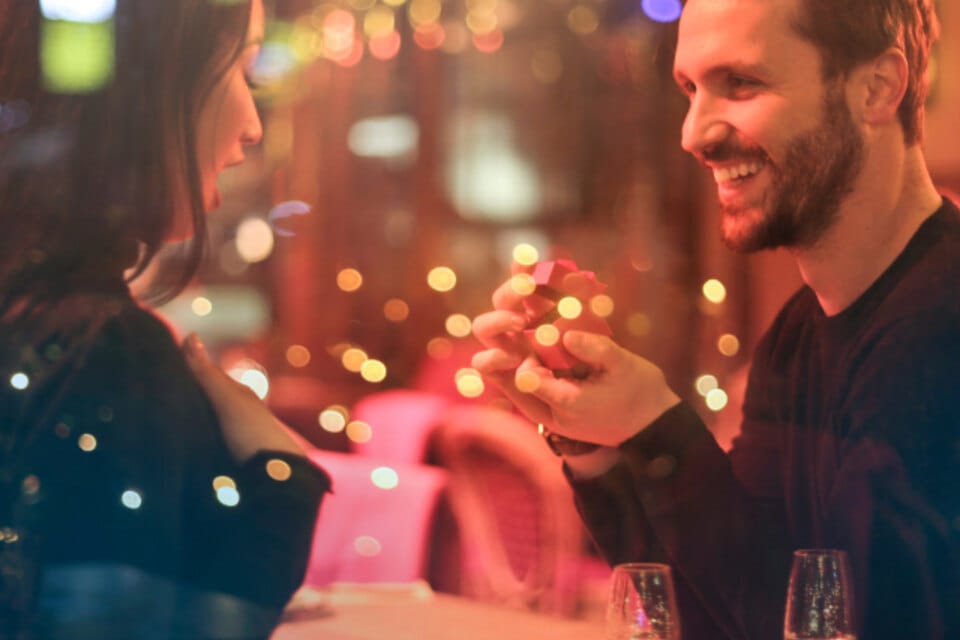 Un couple célébrant ses fiançailles autour d'un dîner aux chandelles