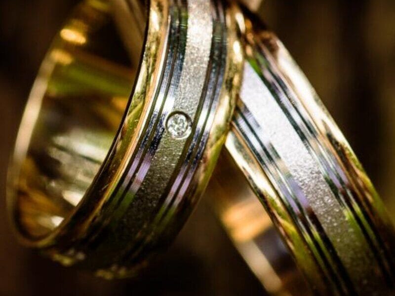 White-gold and yellow-gold wedding bands — choosing white gold, yellow gold or platinum