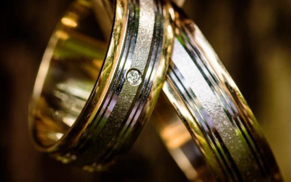 White-gold and yellow-gold wedding bands — choosing white gold, yellow gold or platinum