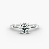 Bague de fiançailles solitaire rond brillant quatre griffes, vue de trois quarts