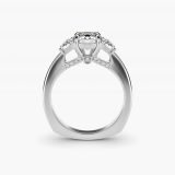 Bague de fiançailles rond brillant trois pierres à trapèzes, vue de profil