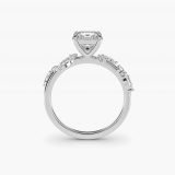 Bague de fiançailles à pierres latérales discrètes taille princesse, vue de profil
