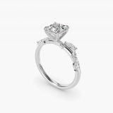 Bague de fiançailles à pierres latérales discrètes taille princesse, vue de trois quarts