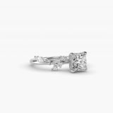 Bague de fiançailles à pierres latérales discrètes taille princesse, vue de côté