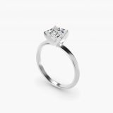 Bague de fiançailles solitaire à arête vive taille princesse, vue de trois quarts