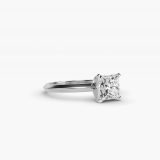 Bague de fiançailles solitaire à arête vive taille princesse, vue de côté