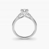 Bague de fiançailles diamant ovale à pierres latérales poire, vue de profil