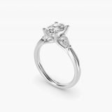 Bague de fiançailles diamant ovale à pierres latérales poire, vue de trois quarts