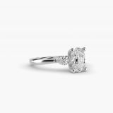 Bague de fiançailles diamant ovale à pierres latérales poire, vue de côté