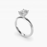Bague de fiançailles solitaire ovale à panier pavé, vue de trois quarts