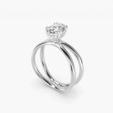 Bague de fiançailles solitaire ovale à anneau croisé, vue de trois quarts