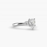 Bague de fiançailles diamant taille poire à pierres latérales, vue de côté