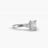 Bague de fiançailles diamant radiant à pierres latérales poire, vue de côté