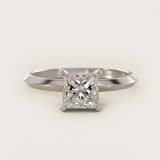 Bague de fiançailles solitaire à arête vive taille princesse, vue de face