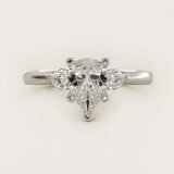 Bague de fiançailles diamant taille poire à pierres latérales, vue de face