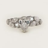 Bague pierres latérales nid de diamants taille poire, vue de face