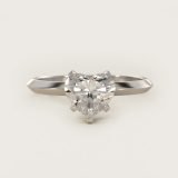 Bague de fiançailles solitaire cœur à arête vive, vue de face